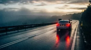 Guida completa per guidare con pioggia, neve e nebbia: comportamenti sicuri e uso corretto delle luci